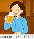 ビールを飲む30代女性 137417302