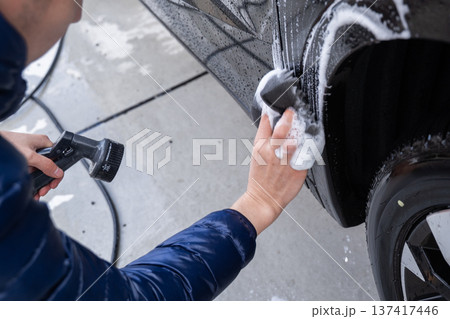 車の洗車をする男性 137417446