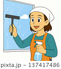 窓を掃除するハウスキーパー 137417486