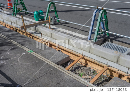 型枠と縁石据付工事 型枠と縁石据付工事 137418088