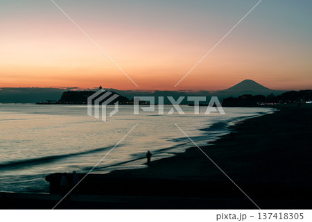 七里ヶ浜から望む夕景 七里ヶ浜から望む夕景 137418305