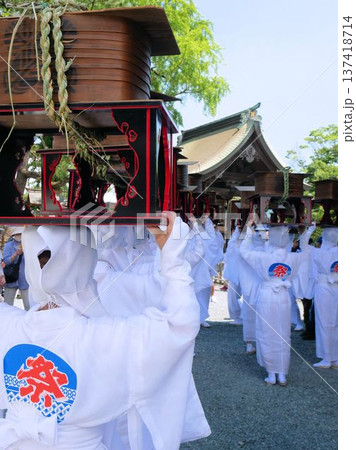 神に捧げる食事を運ぶ宇奈利（うなり）（熊本県阿蘇神社） 137418714