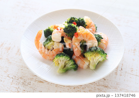 今日は豪華に！エビとブロッコリーのガーリック炒め 137418746