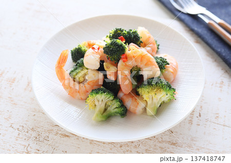 今日は豪華に！エビとブロッコリーのガーリック炒め 137418747