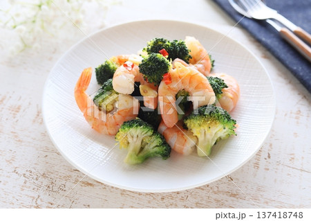 今日は豪華に！エビとブロッコリーのガーリック炒め 137418748