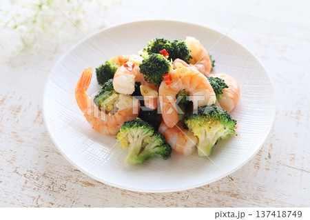 今日は豪華に!エビとブロッコリーのガーリック炒め 今日は豪華に!エビとブロッコリーのガーリック炒め 137418749