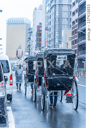 日本　東京　雪景色の浅草で結婚式へ向かう人力車 137418853