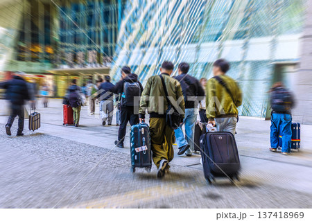 日本の東京都市景観 スーツケース…。インバウンド続く…東京駅(日本橋口)前を移動する外国人観光客ら… 日本の東京都市景観 スーツケース…。インバウンド続く…東京駅(日本橋口)前を移動する外国人観光客ら… 137418969