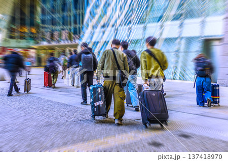 日本の東京都市景観　スーツケース…。インバウンド続く…東京駅（日本橋口）前を移動する外国人観光客ら… 137418970