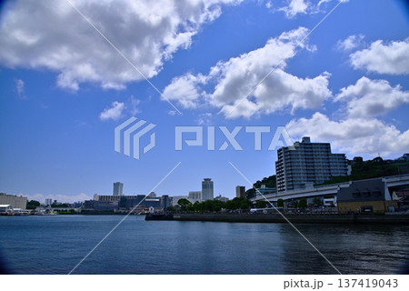 【神奈川】横須賀　海上自衛隊基地から見た風景 137419043