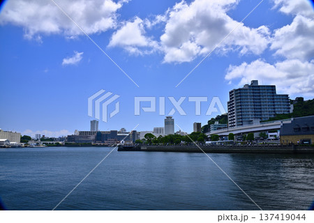 【神奈川】横須賀　海上自衛隊基地から見た風景 137419044