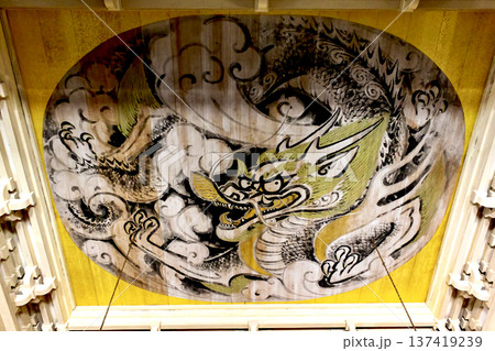 【神奈川】春の円覚寺　仏殿のダイナミックな白龍図 137419239