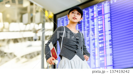 空港でフライト確認する女性 ■撮影協力：関西国際空港（KIX） 137419242