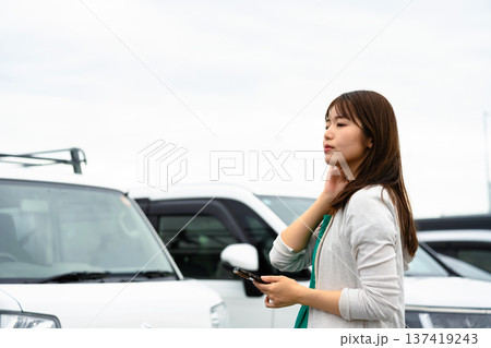 駐車場で待つ女性 ■撮影協力:関西国際空港(KIX) 駐車場で待つ女性 ■撮影協力:関西国際空港(KIX) 137419243