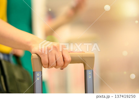 スーツケースのハンドルを握る手 ■撮影協力：関西国際空港（KIX） 137419250