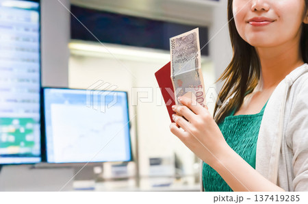 空港で日本円とパスポート ■撮影協力:関西国際空港(KIX) 空港で日本円とパスポート ■撮影協力:関西国際空港(KIX) 137419285