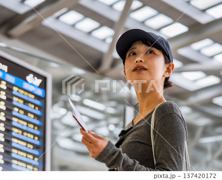 空港でフライト確認 ■撮影協力：関西国際空港（KIX） 137420172