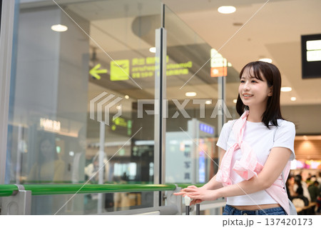 空港で旅行を待つ女性 ■撮影協力：関西国際空港（KIX） 137420173