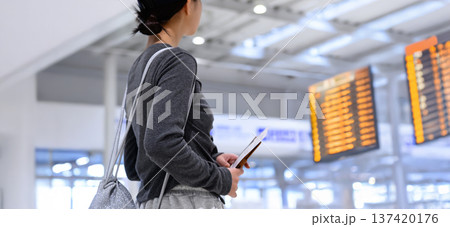 空港でフライト情報確認 空港でフライト情報確認 137420176