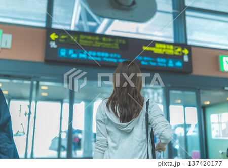 空港で案内板を見る ■撮影協力:関西国際空港(KIX) 空港で案内板を見る ■撮影協力:関西国際空港(KIX) 137420177