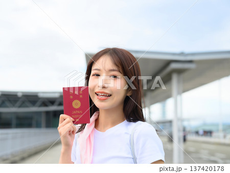 女性がパスポートを提示 ■撮影協力：関西国際空港（KIX） 137420178