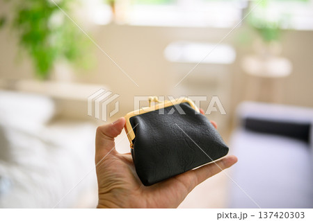 がま口財布を手に持つ がま口財布を手に持つ 137420303