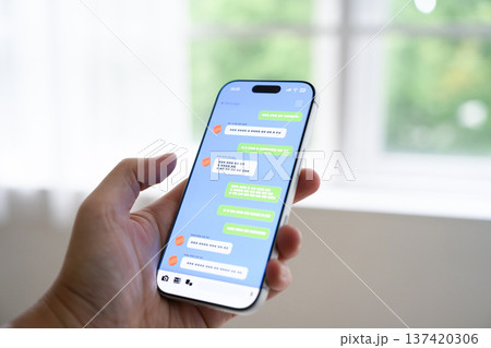スマートフォンでメッセージ 137420306