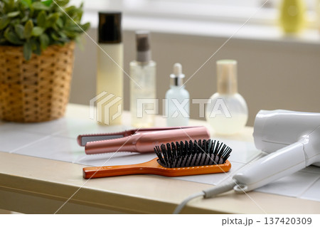 ヘアケア用品と化粧品 137420309