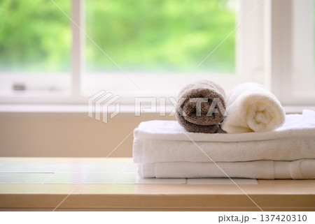 清潔なタオルと窓 137420310