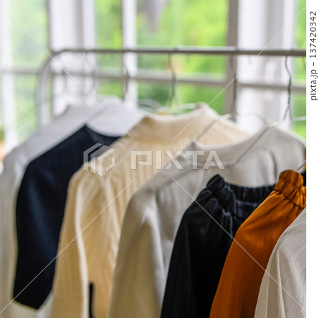 ハンガーラックの衣類整理 137420342