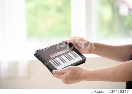 タブレットでピアノアプリ 137420347