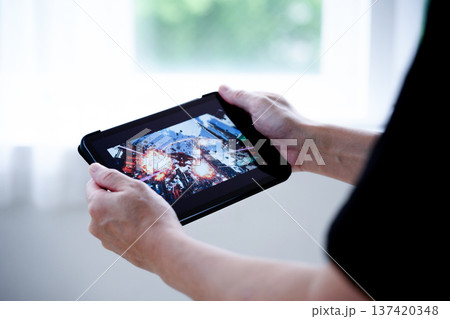 タブレットでゲームを遊ぶ タブレットでゲームを遊ぶ 137420348