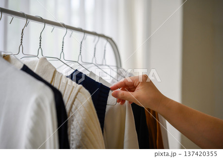 クローゼットの衣類選び 137420355