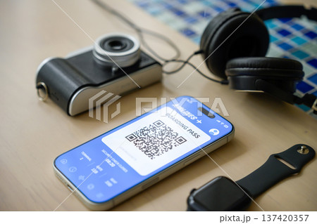 スマホ搭乗券と旅行用品 137420357