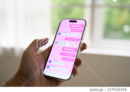 スマートフォンで会話中 137420358