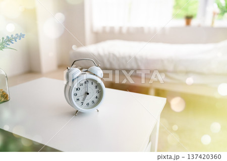 白い目覚まし時計 137420360