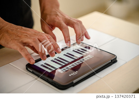 タブレットでピアノ演奏 137420371