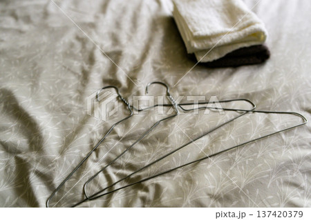 ハンガーと畳んだタオル ハンガーと畳んだタオル 137420379