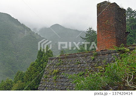 霧の別子銅山東平地区にそびえる変電所跡のレンガ遺構 137420414