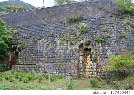 東洋のマチュピチュ 別子銅山東平地区にそびえる貯鉱庫跡の巨大石垣と取出口 137420444