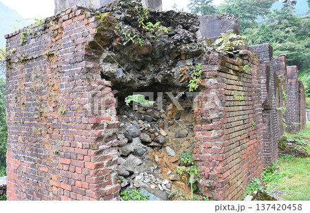 東洋のマチュピチュ 別子銅山東平地区に遺る変電所跡の崩落したレンガ壁 137420458