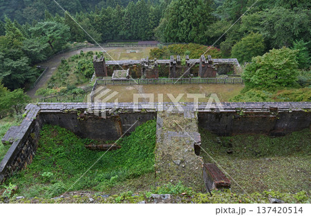 東洋のマチュピチュ 別子銅山東平地区の貯鉱庫跡を上部から望む全景 137420514
