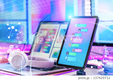 タブレットでチャット タブレットでチャット 137420712