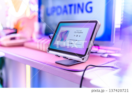 タブレットで音楽再生中 137420721