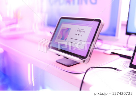 タブレットで音楽再生 タブレットで音楽再生 137420723