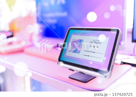 タブレットで音楽再生中 137420725