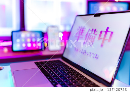 準備中の画面が表示されたノートパソコン 137420728