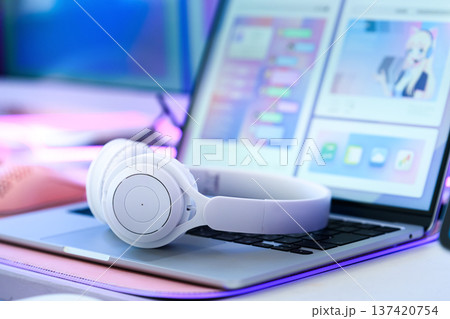 ヘッドホンとノートPC 137420754