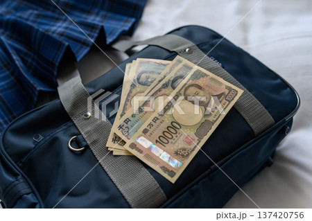 学生カバンと日本円 学生カバンと日本円 137420756