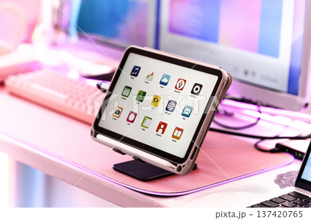 デスク上のタブレットと周辺機器 デスク上のタブレットと周辺機器 137420765